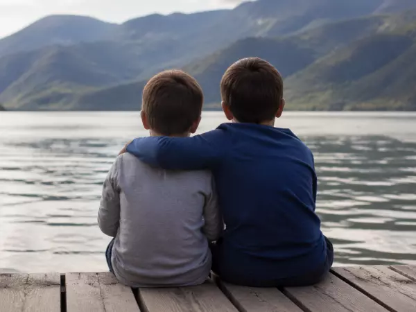 Estudio revela que hermanos mayores son más inteligentes y exitosos