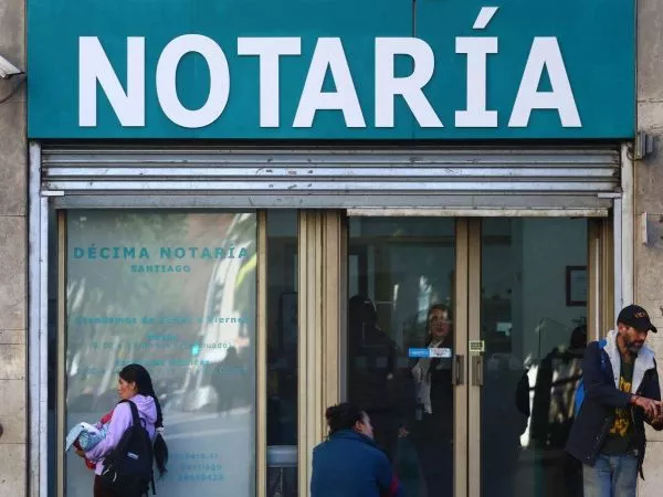 Frontis de una notaría de Santiago