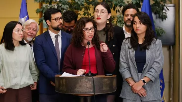 Punto de prensa de la oposición liderado por la diputada del Frente Amplio, Gael Yeomans