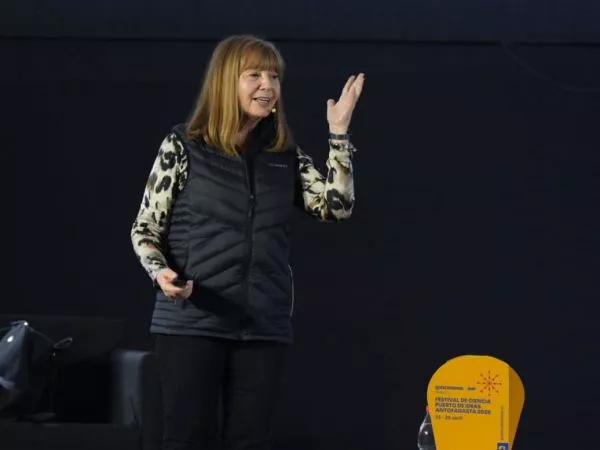 Dora Altbir en Puerto de Ideas.