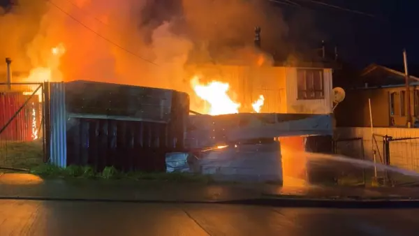 Tres fallecidos dejó incendio que consumió dos casas en Quellón