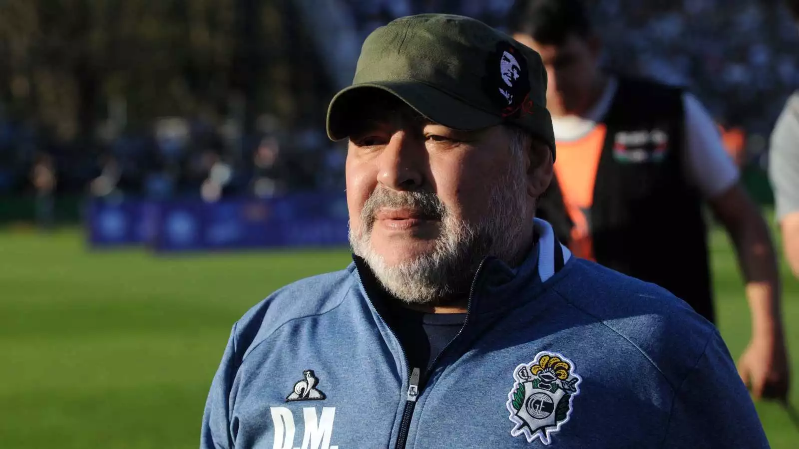 Diego Maradona dirigiendo un partido de Gimnasia