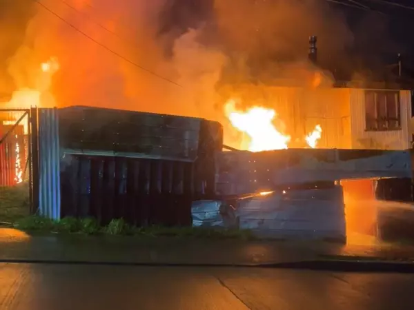 Tres fallecidos dejó incendio que consumió dos casas en Quellón