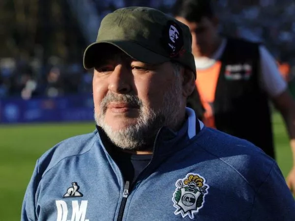 Diego Maradona dirigiendo un partido de Gimnasia