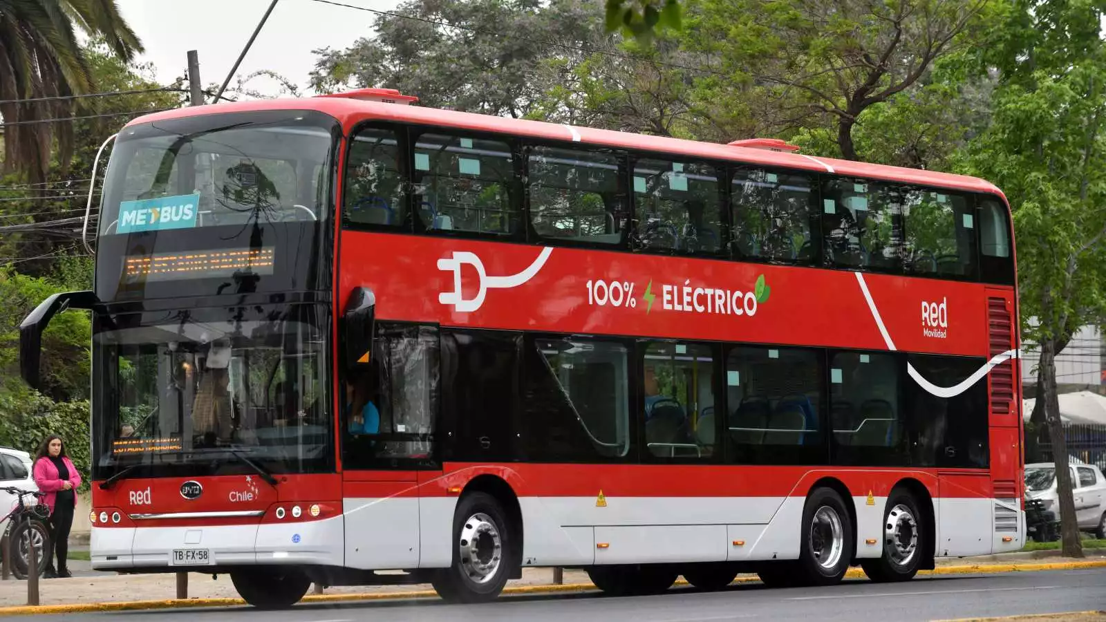 Bus de dos pisos siendo presentado en Santiago