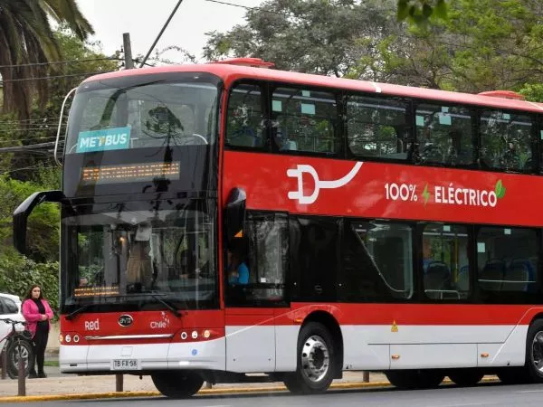 Bus de dos pisos siendo presentado en Santiago