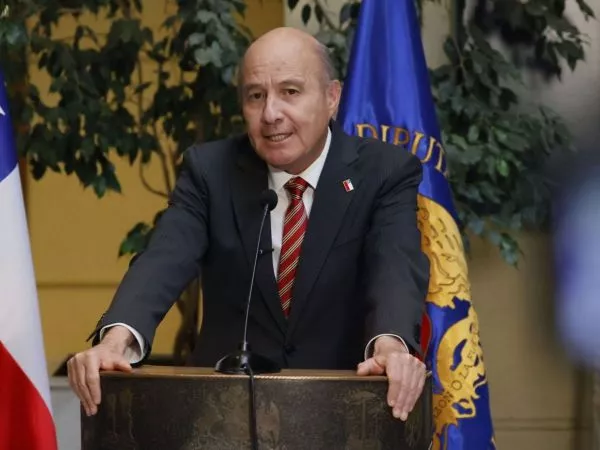 FA exige que Quiroz “dé la cara al país” y transparente posibles recortes a beneficios sociales