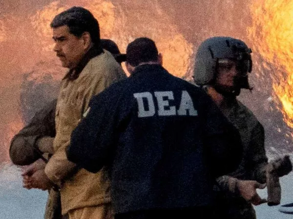 Nicolás Maduro detenido siendo trasladado por la DEA