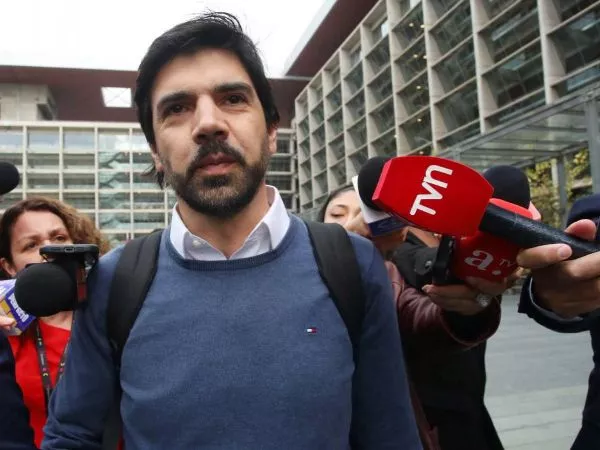 Joaquín Lavín León saliendo del centro de justicia tras segunda audiencia de formalización por presuntos delitos de corrupción