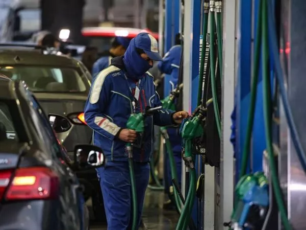 Qué pasará con las bencinas: Proyección advierte nueva alza esta semana