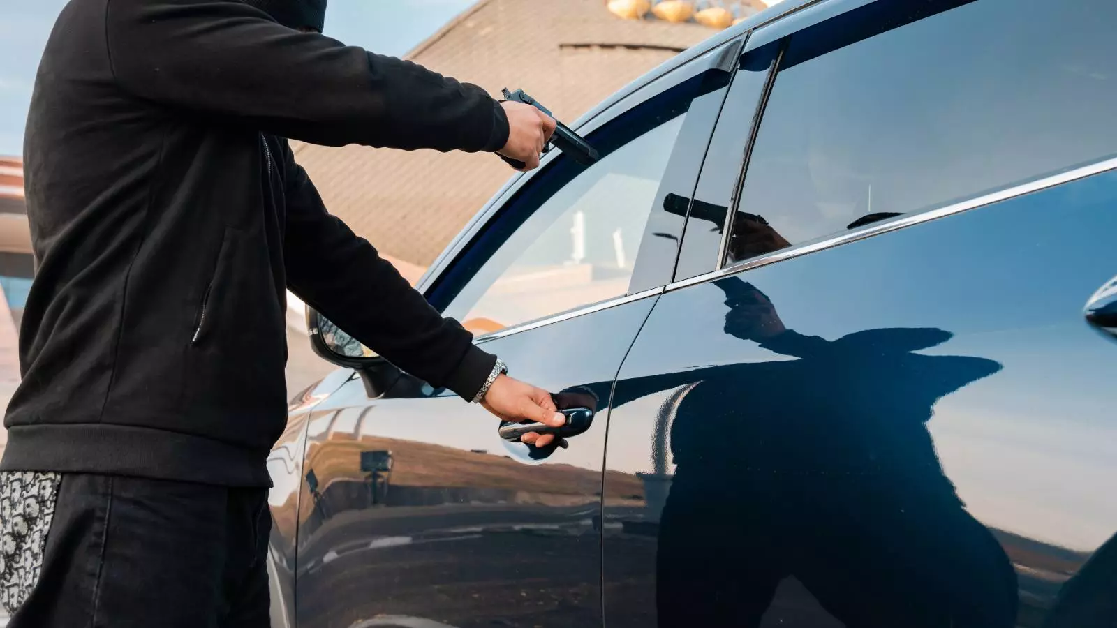 Imagen referencial de una persona secuestrando a otra que va a bordo de un auto