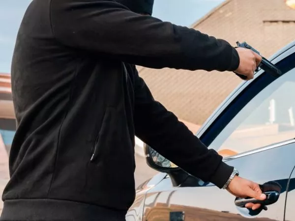 Imagen referencial de una persona secuestrando a otra que va a bordo de un auto