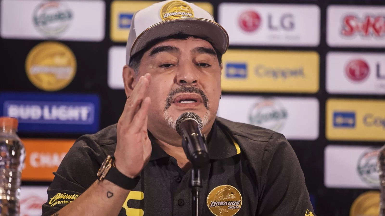 Diego Maradona en una conferencia de Prensa de Dorados de Sinaloa