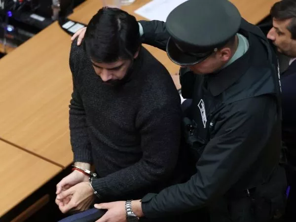 Joaquín Lavín León con esposas tras ser enviado a prisión preventiva