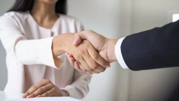 Personas dándose la mano en una entrevista laboral