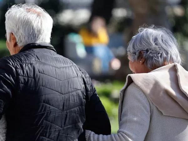 Adultos mayores caminando por el centro de Santiago