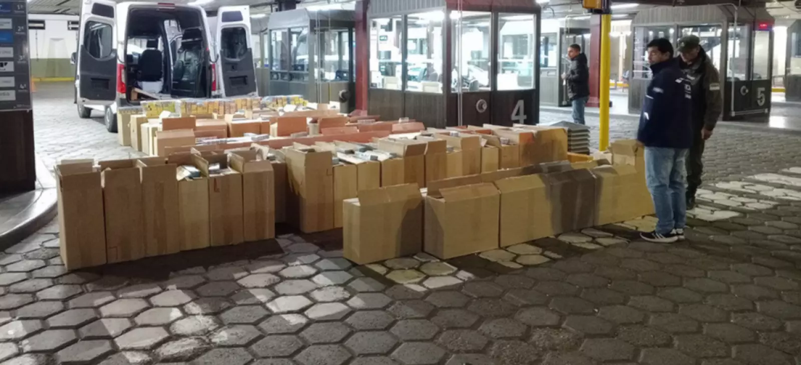 “Los ilegales”: justicia argentina busca en Chile a banda de contrabandistas de cigarrillos
