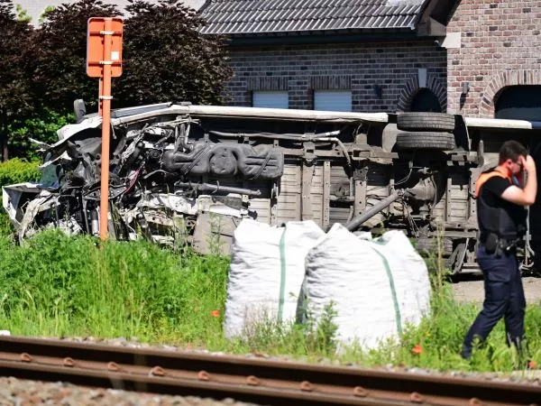 Bus escolar volcado tras chocar con tren en Bélgica