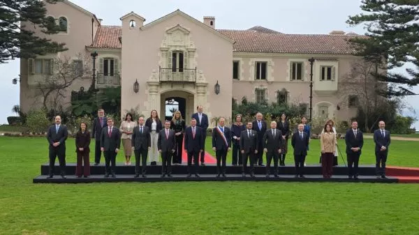 Foto oficial del Presidente Kast junto a sus ministros en Cerro Castillo