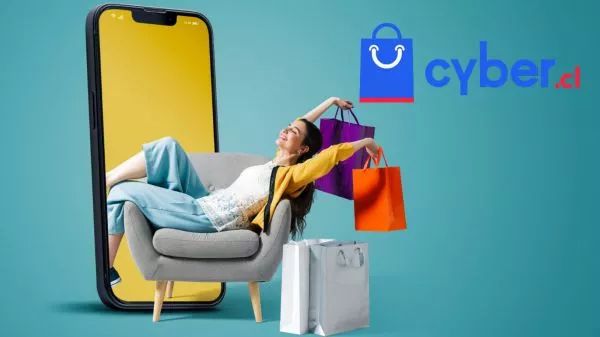 Mujer realizando compras del Cyber Day