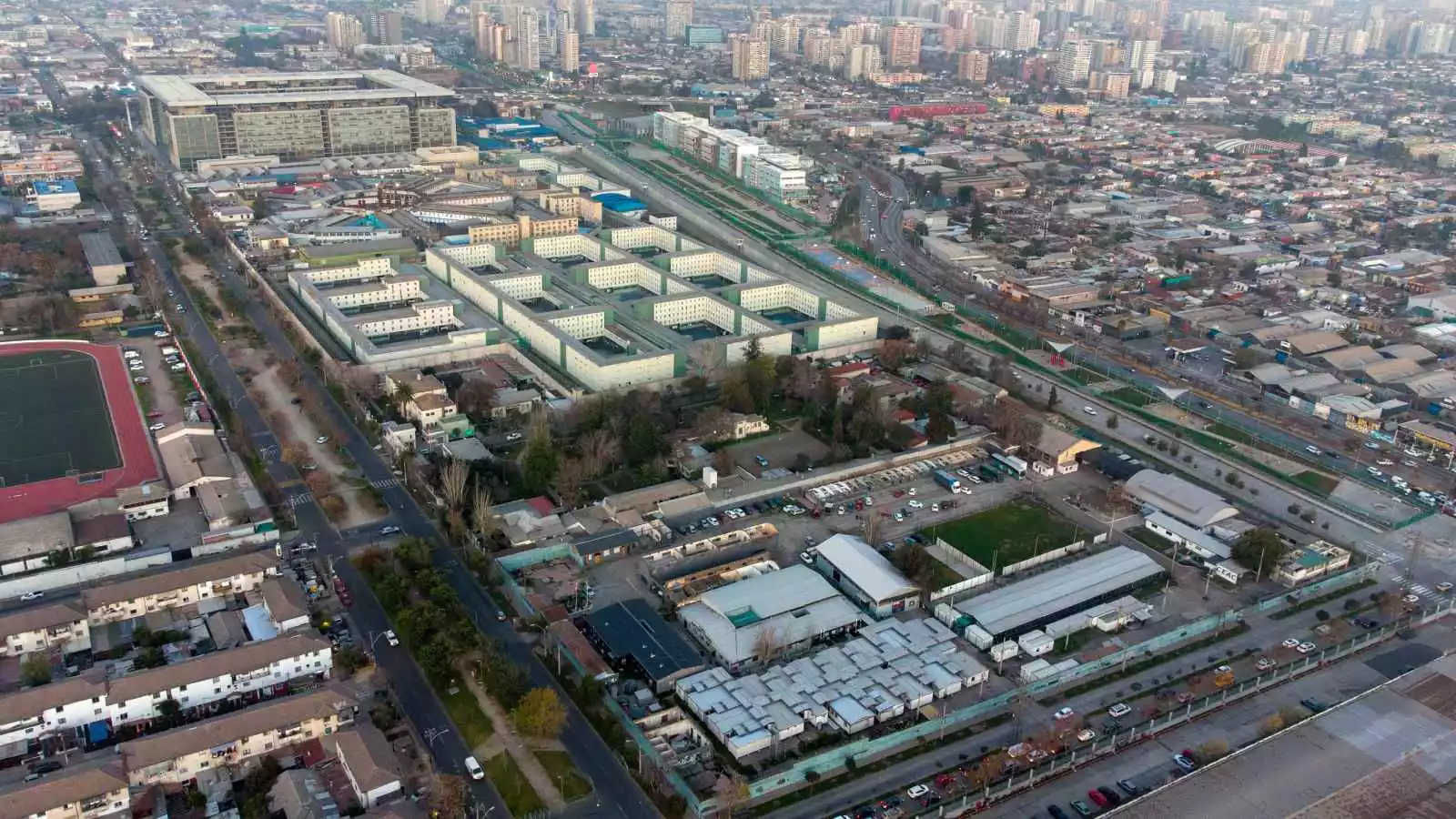 Vista aérea del la cárcel Santiago 1 y el Centro de Justicia