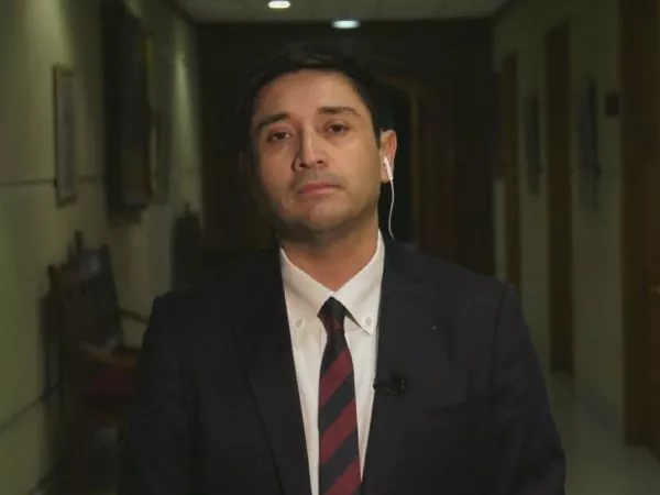 El senador Miguel Ángel Calisto siendo entrevistado por 24 Horas