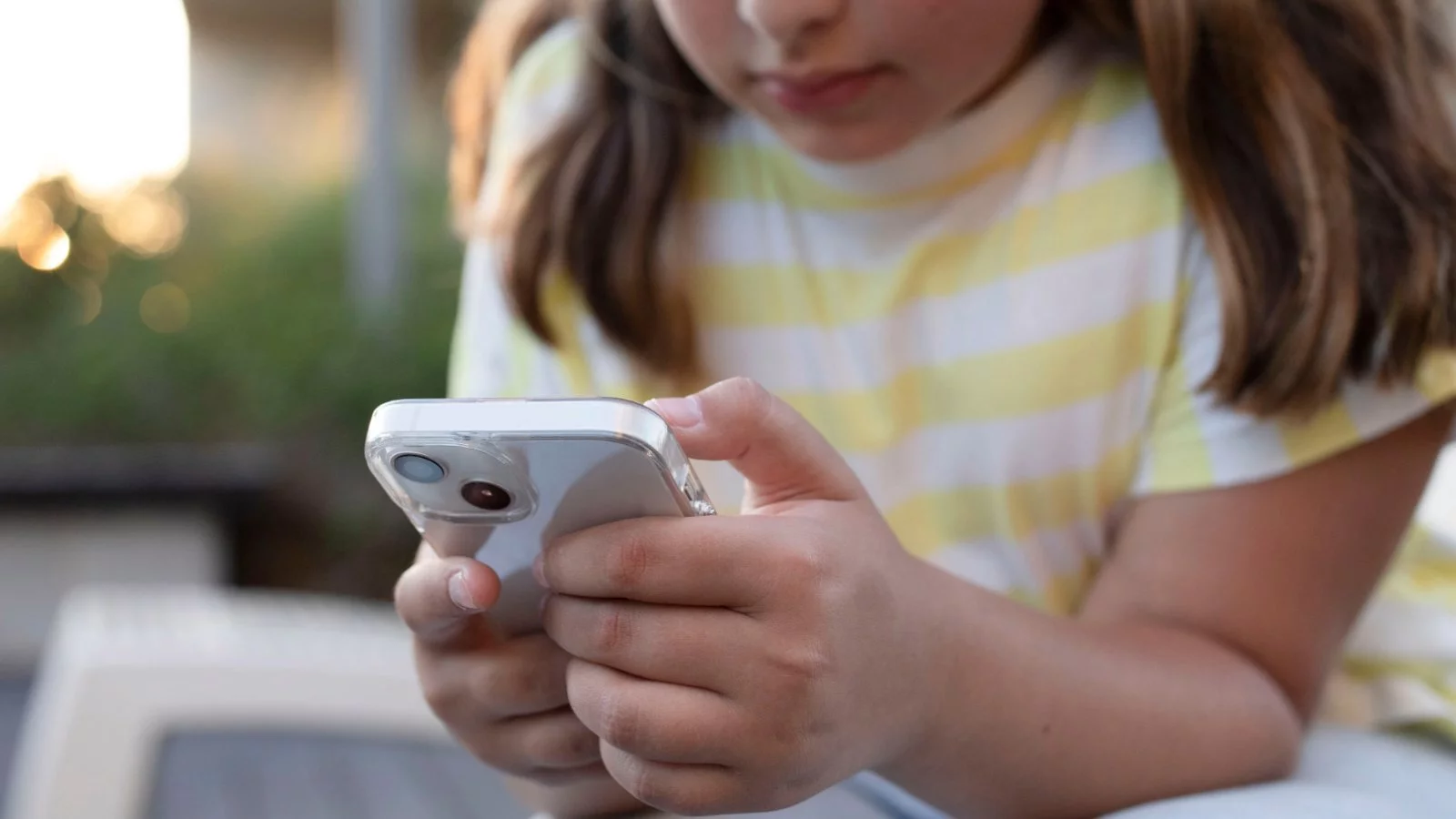 Niña utilizando un celular