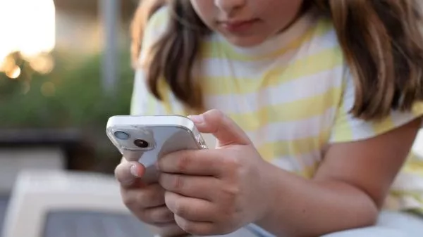 Niña utilizando un celular
