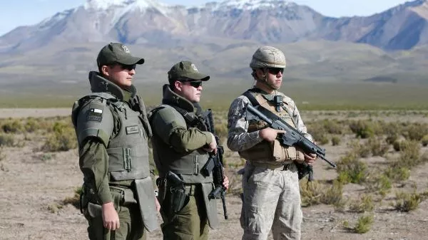 Carabineros y militares en la frontera norte