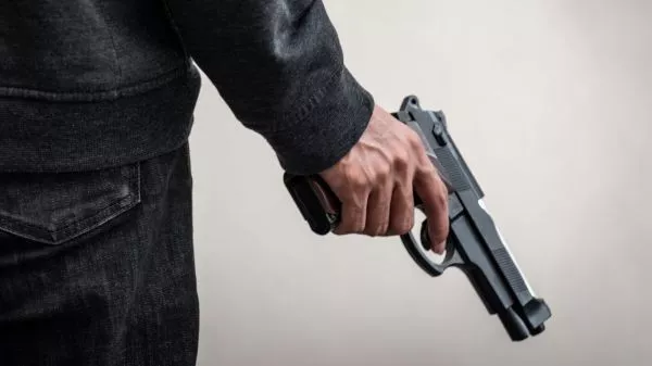 Persona sosteniendo una pistola