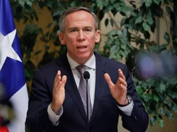 Presidente de la Cámara de Diputadas y Diputados, Jorge Alessandri, en un punto de prensa.