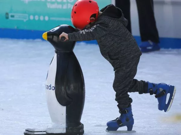 Niño en una pista de hielo durante vacaciones de invierno