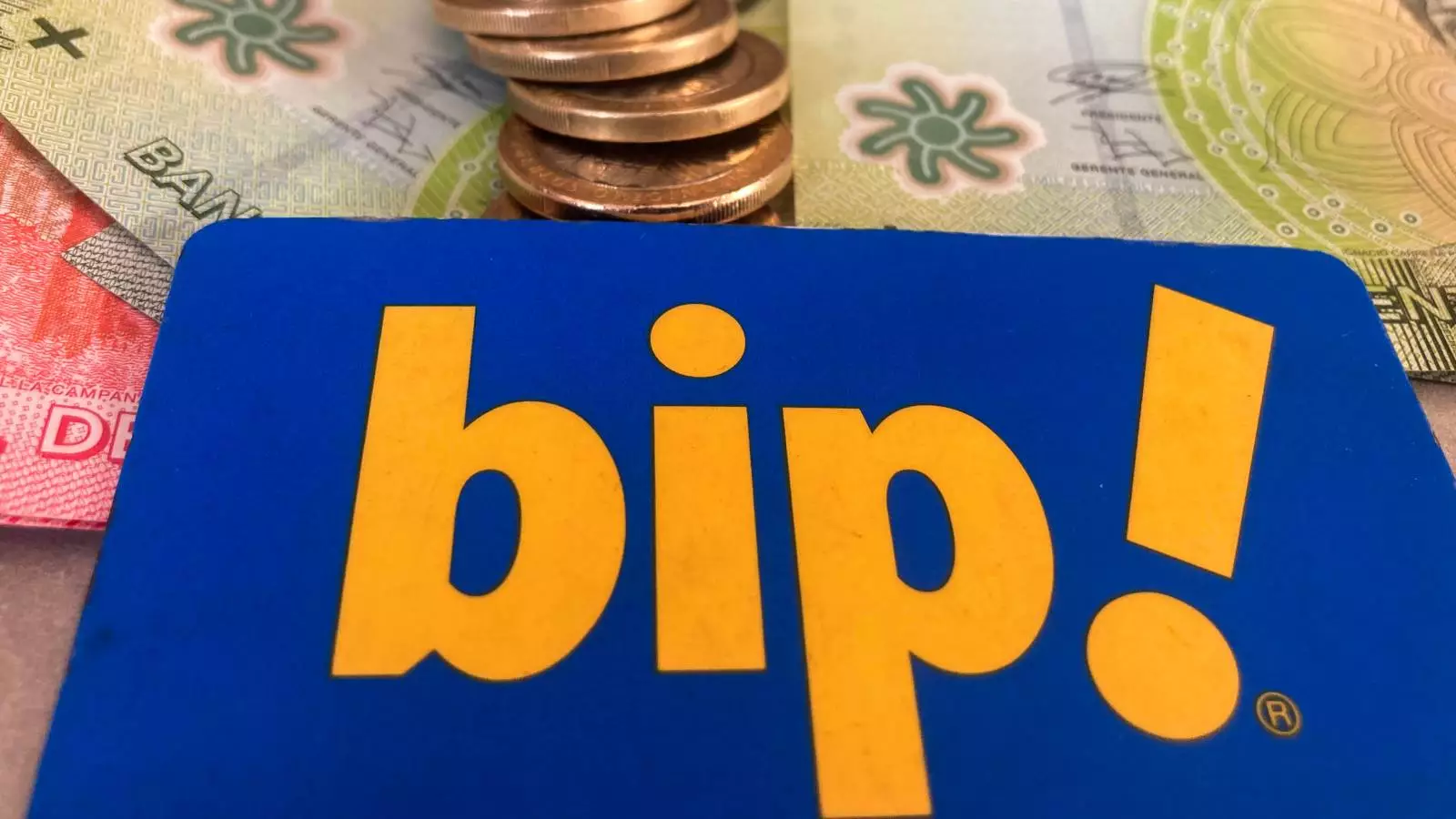 Tarjeta Bip! con monedas y billetes