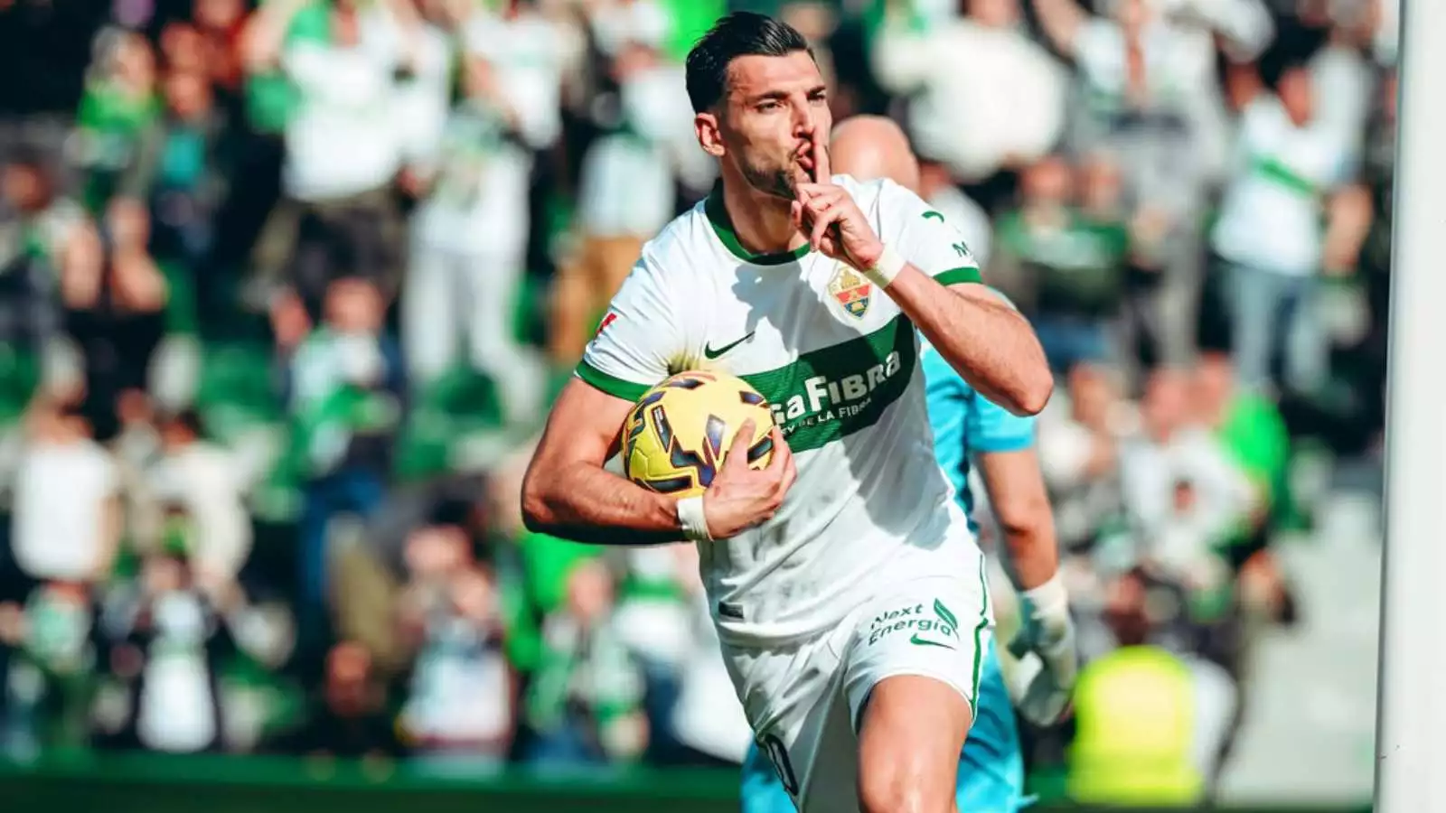 Rafa Mir jugando por el Elche