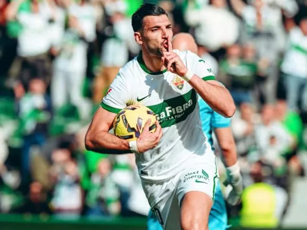 Rafa Mir jugando por el Elche