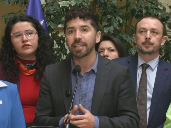 Diputados PS y PC evalúan acusación constitucional contra Quiroz por recortes en salud y educación