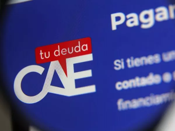 Logo de la deuda del CAE en un computador