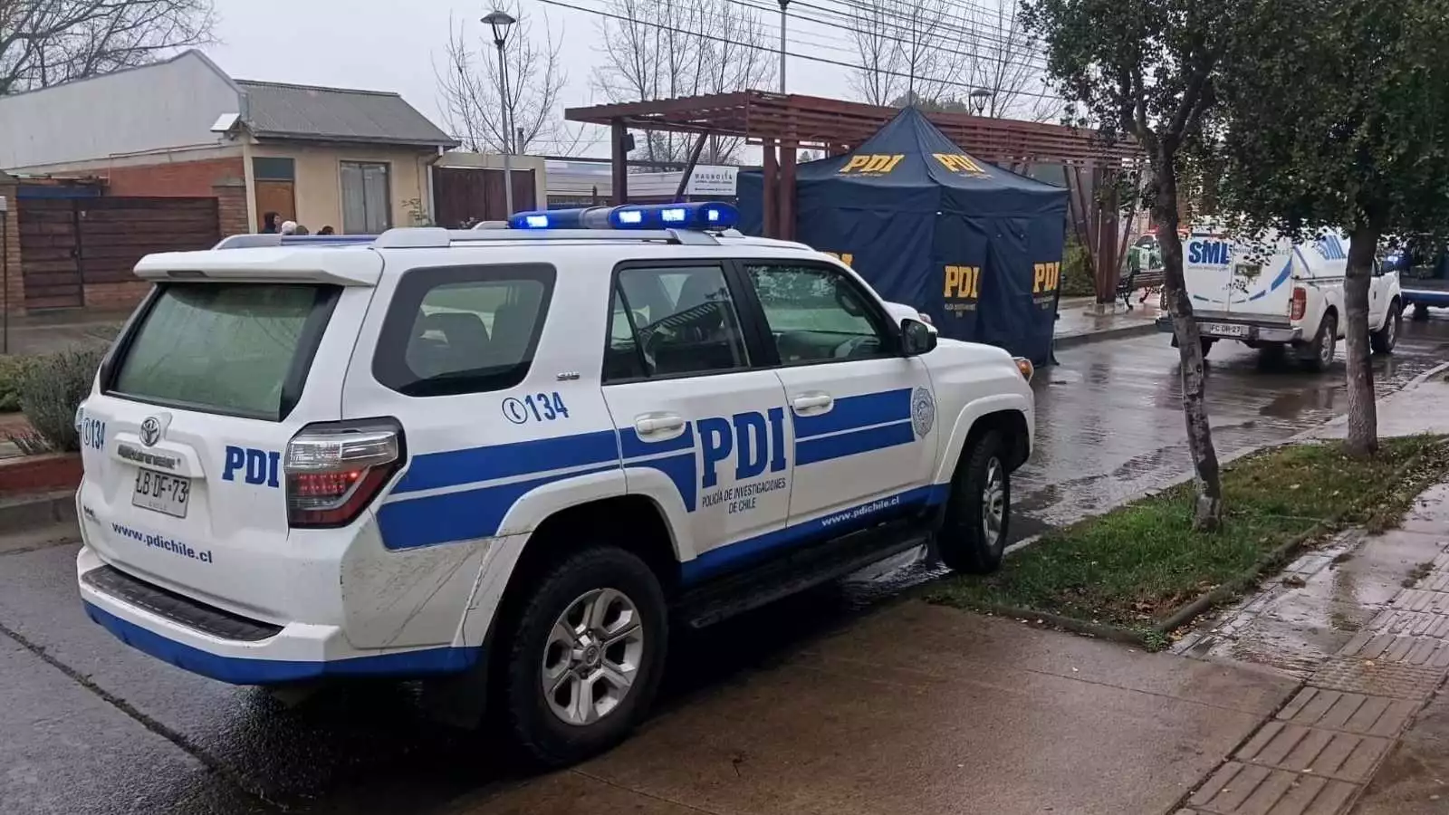 Personal de la PDI realizando peritajes tras femicidio en Cumpeo