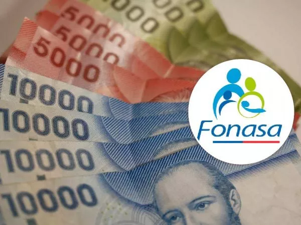 Billetes de distinta denominación con el logo de Fonasa
