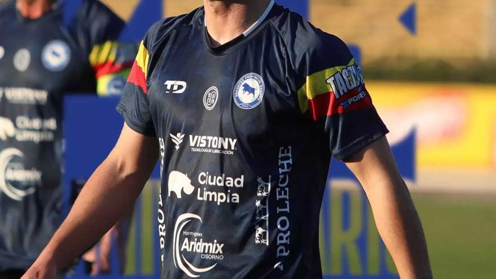 Jugador de Deportes Osorno en una cancha