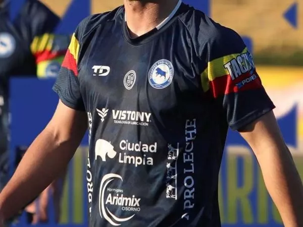 Jugador de Deportes Osorno en una cancha