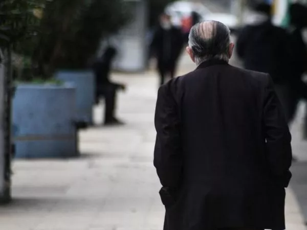 Adulto Mayor caminando por las calles de Viña del Mar