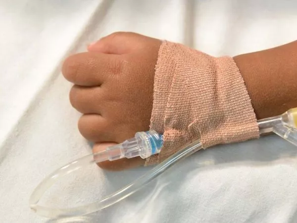 Imagen de una mano de un bebé hospitalizado