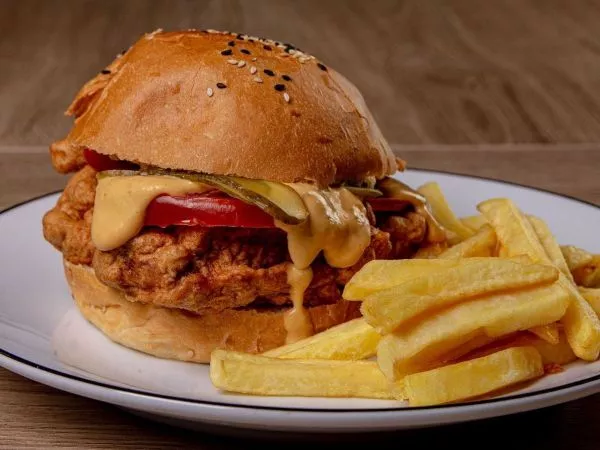 Hamburguesas por $10: lanzan imperdible promoción por Día del Pollo Frito