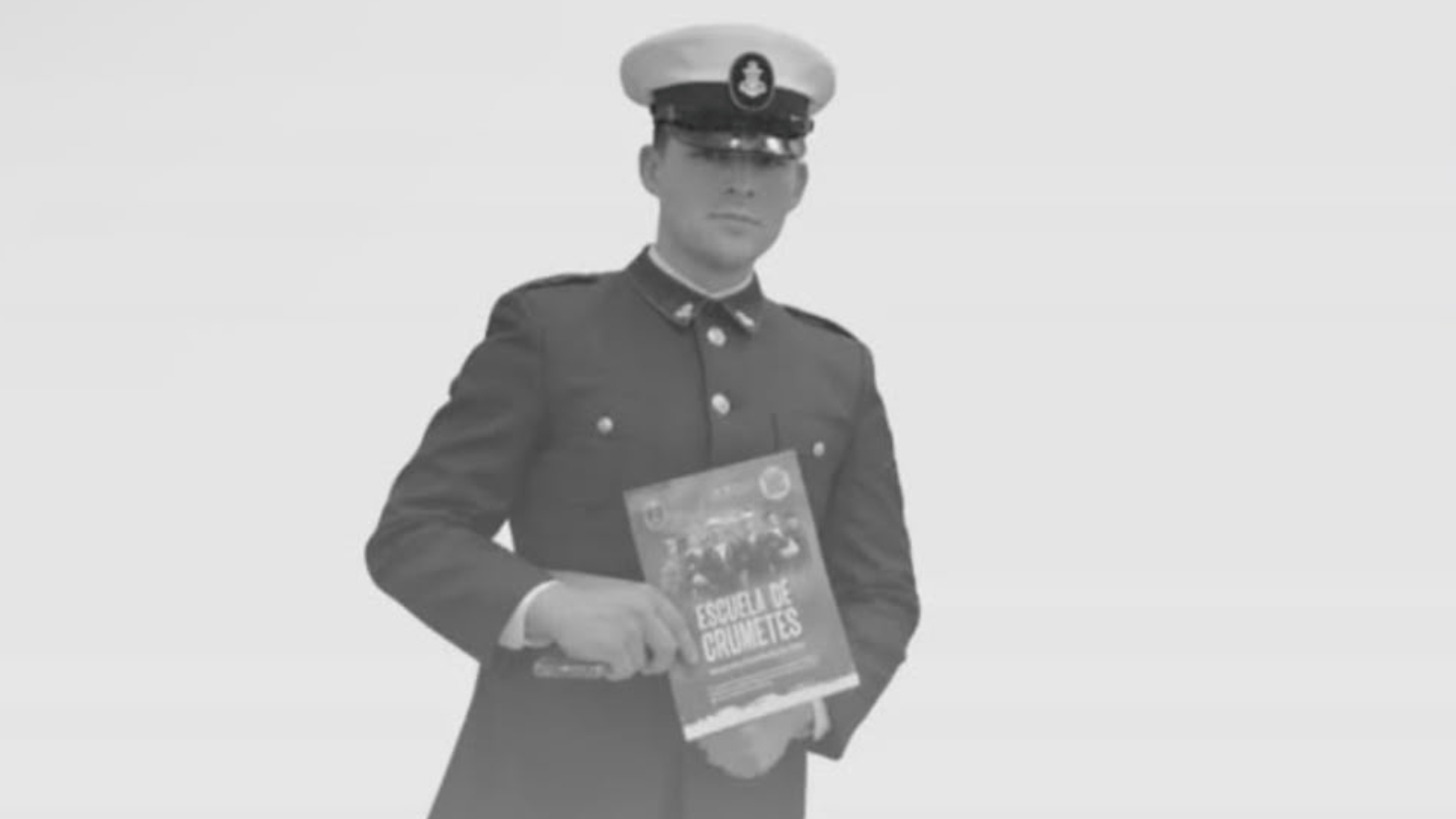 Fabián Nicolás Fernández Espinosa posando con un libro