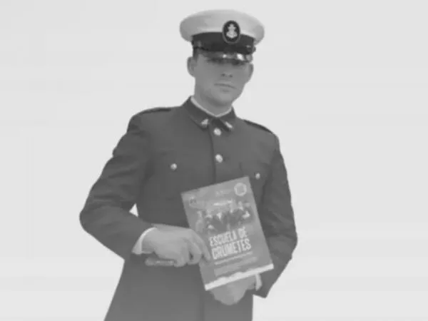 Fabián Nicolás Fernández Espinosa posando con un libro