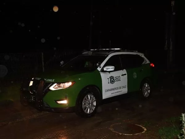 Patrulla de Carabineros en una calle sin luz