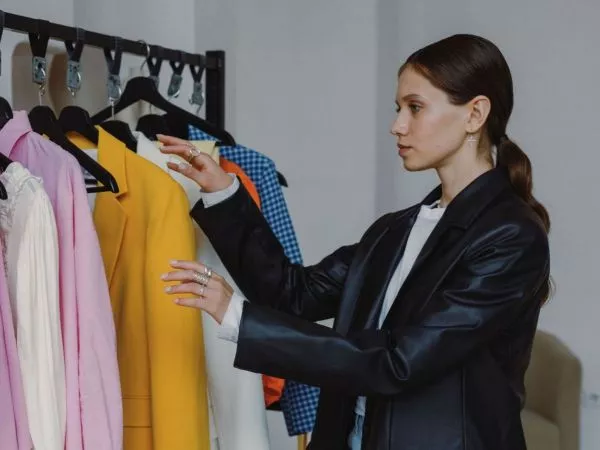 Conocida tienda de ropa anuncia venta de bodega online para este sábado