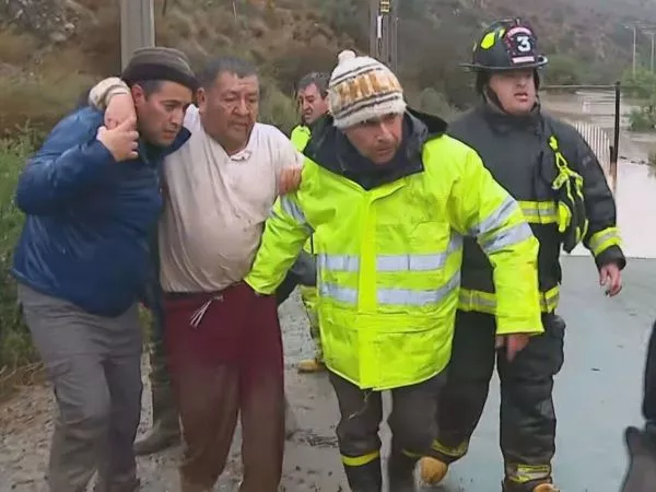 Se subieron al techo de su vehículo: dramático rescate de dos personas atrapadas por temporal en Punitaqui