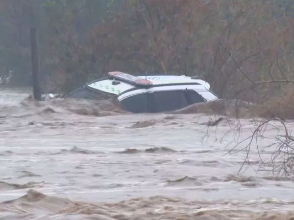 Patrulla de Carabineros quedó completamente bajo el agua tras ser arrastrada en Coquimbo
